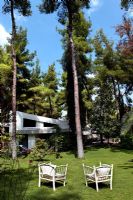 Villa grecque avec pins