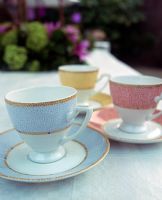Tasses à thé sur table de jardin