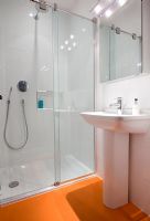 Salle de douche moderne avec sol orange