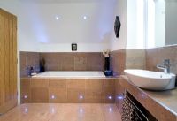 Salle de bain moderne avec spots intégrés