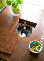 Table avec refroidisseur à vin intégré