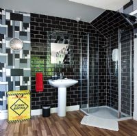Salle de bain moderne avec douche d'angle