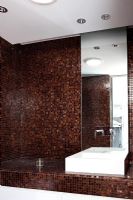 Salle de bain contemporaine avec des carreaux de mosaïque marron