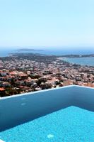 Piscine à débordement de luxe avec vue sur la mer, Grèce