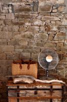 Coffre vintage en bois par mur de pierre