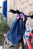 Vélo avec sac en jean