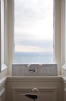 Fenêtre avec vue sur la mer et ornements de mouette