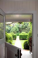 Porte ouverte avec vue sur jardin