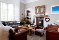 Salon moderne décoré pour Noël