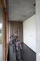 Couloir contemporain avec vélos
