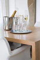 Flûtes à champagne sur table en bois