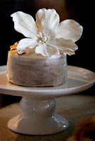 Gâteau décoré de fleur de soie