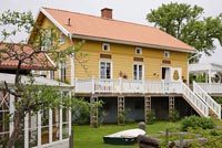 Maison et jardin suédois traditionnel