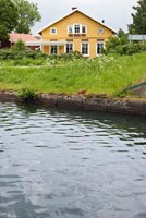 Maison traditionnelle suédoise au bord de la rivière