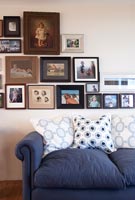 Canapé bleu et affichage de photos de famille