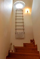Couloir de campagne avec escalier en colimaçon en bois