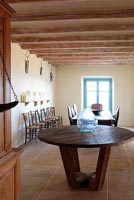 Salle à manger rustique avec table ronde en bois vintage