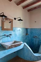 Salle de bain en pierre traditionnelle