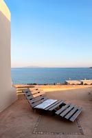 Chaise longue en bois et vue sur la mer, Paros, Grèce