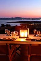 Salle à manger avec vue sur la mer éclairée la nuit