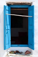 Fenêtre traditionnelle aux volets bleus