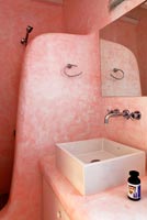 Salle de bain rose cycladique