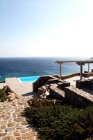 Vue sur la mer Égée depuis une villa grecque