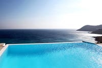 Vue sur la mer Égée depuis la piscine à débordement