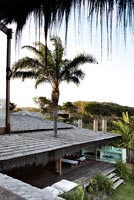 Maison de plage tropicale avec toit en bois secoué