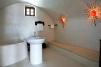 Salle de bain blanche cycladique