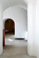 Salle blanche cycladique avec sol en marbre