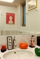 Salle de bain contemporaine avec des décorations japonaises