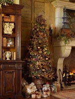 Arbre de Noël par cheminée en pierre