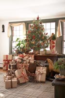 Salon de style champêtre avec arbre de Noël