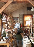 Intérieur de magasin d'antiquités à Noël