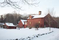 Maison de campagne en bois dans la neige