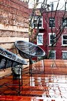 Chaises de jardin sur terrasse en bois