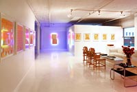 Salon moderne ouvert avec des œuvres d'art
