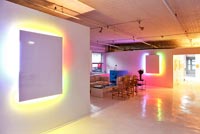 Salon moderne ouvert avec des œuvres d'art