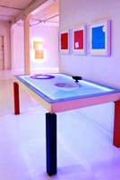 Table et œuvres d'art modernes