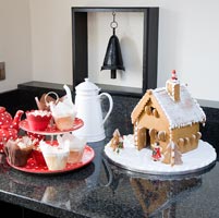 Gâteaux et pâtisseries de Noël sur le comptoir de la cuisine