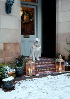 Porte d'entrée décorée pour Noël