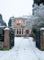 Maison classique dans la neige