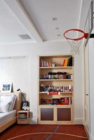 Chambre de garçon avec filet de basket