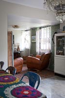 Salon et salle à manger décloisonnés avec mobilier vintage