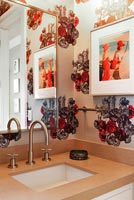 Lavabo de salle de bain moderne avec papier peint floral