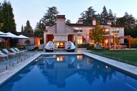 Villa de luxe et piscine éclairée au crépuscule