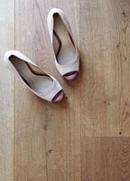 Chaussures sur plancher en bois