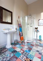 Plancher de salle de bain coloré