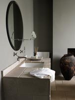 Lavabo de salle de bain avec contour en pierre